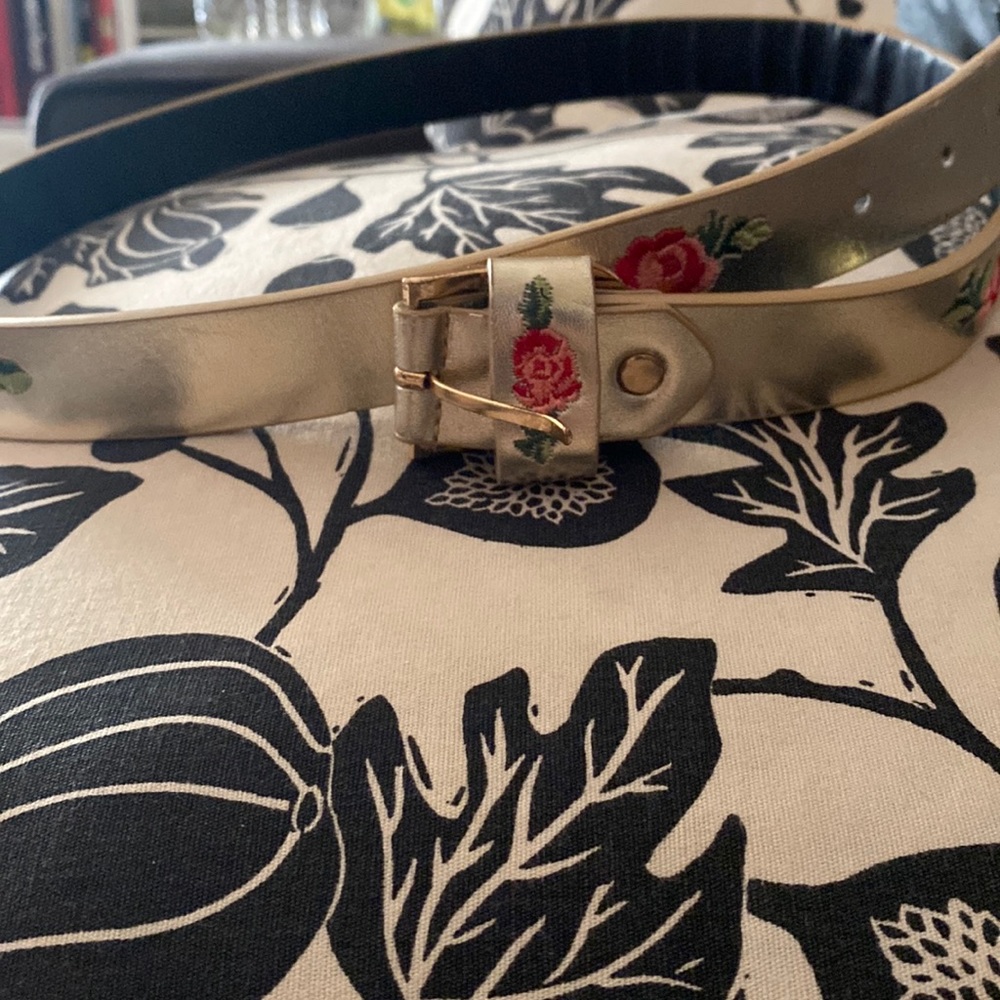 Gold belt with embroidered roses